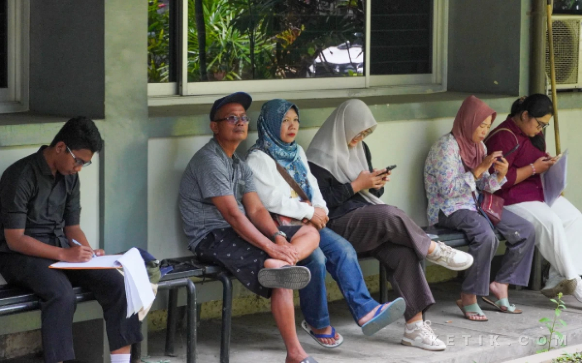 Thumbnail Berita - Bikin Haru! Kisah Para Orang Tua Bertaruh Bertaruh Segalanya Demi Buah Hati Lolos SNBT 2026 di UB Malang