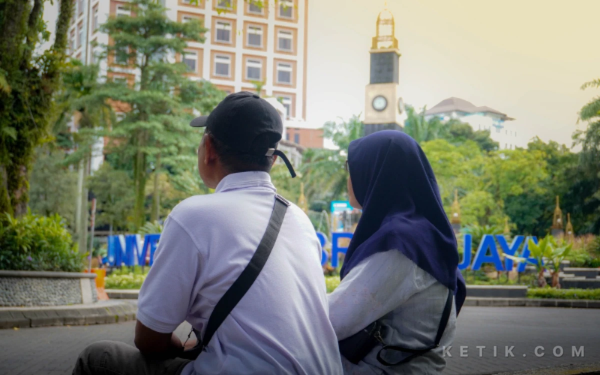 Foto Pemandangan menyentuh orang tua yang sedang menunggu sang anak melaksanakan tes SNBT di Universitas Brawijaya. (Foto: Humas UB)