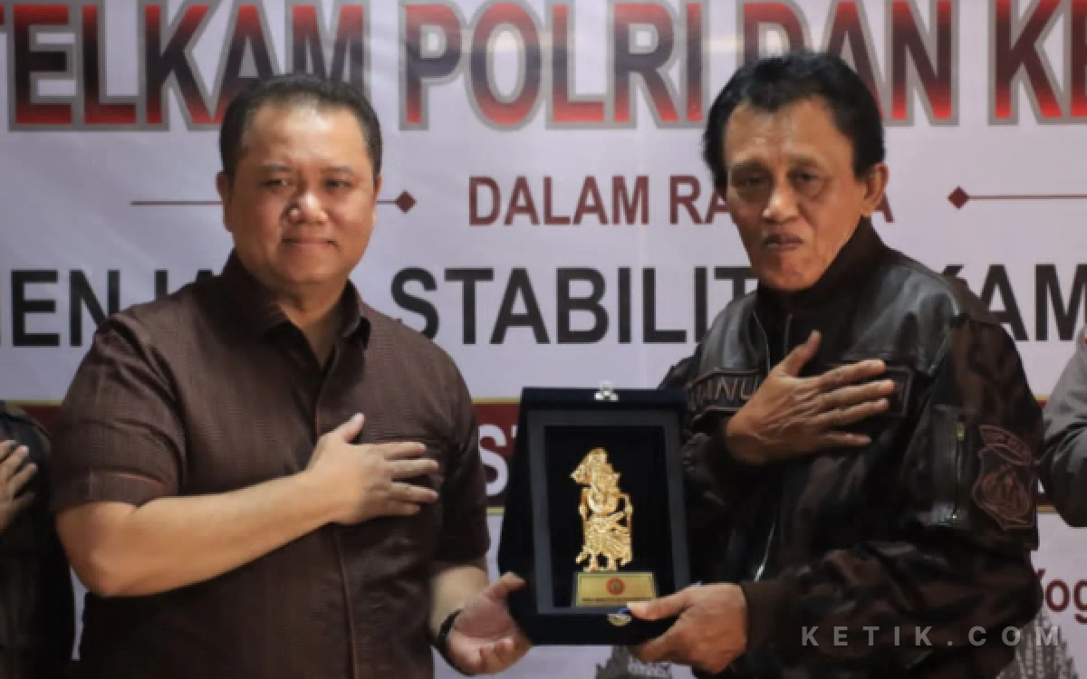 Foto Ketua PD KBPP Polri DIY, Janu Ismadi (kanan) bersama Irjen Pol Yuyun Yudhantara dari Baintelkam Polri. (Foto: Lik Is for Ketik.com)
