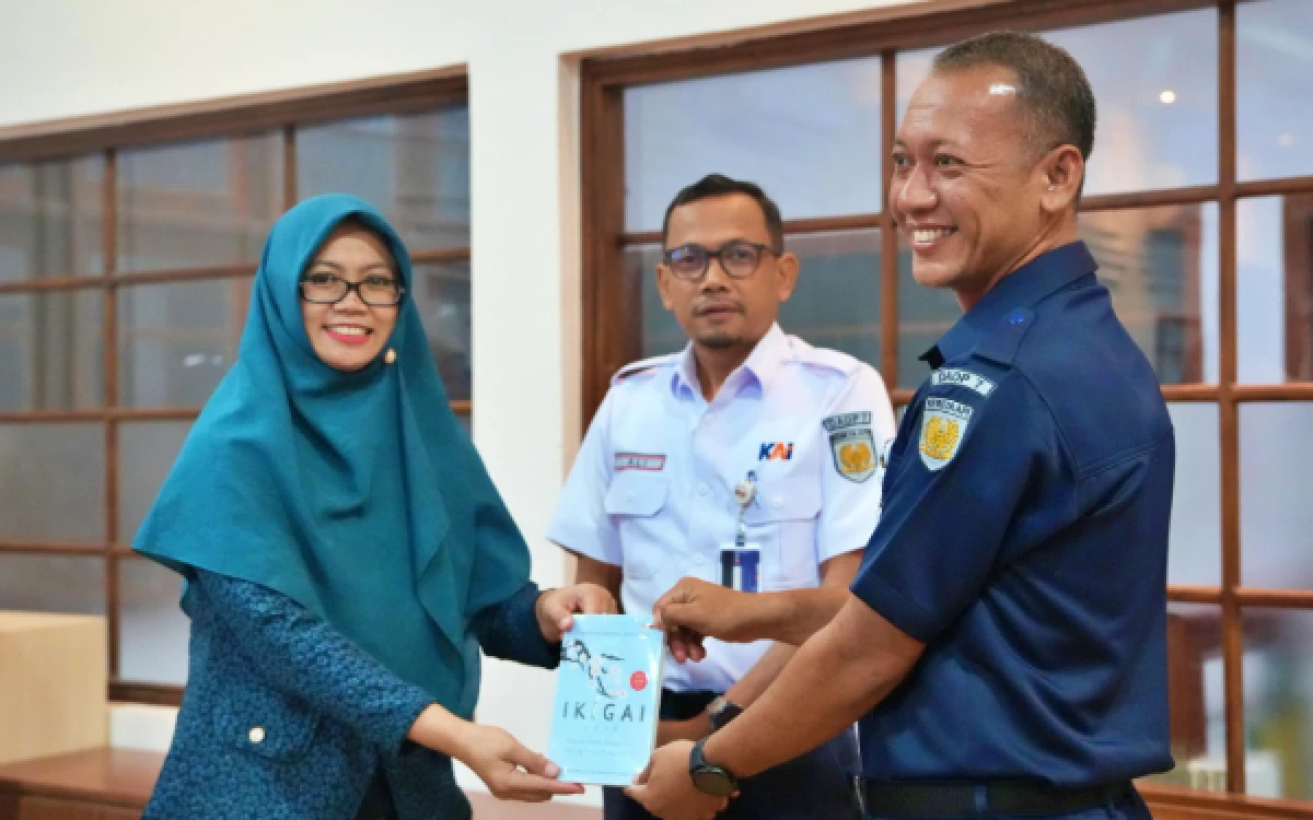 Foto Pakar Keuangan Unikama Irma Tyasari, Ph.D sharing session Strategis di KAI DAOP 7 Madiun. (Foto: Unikama)