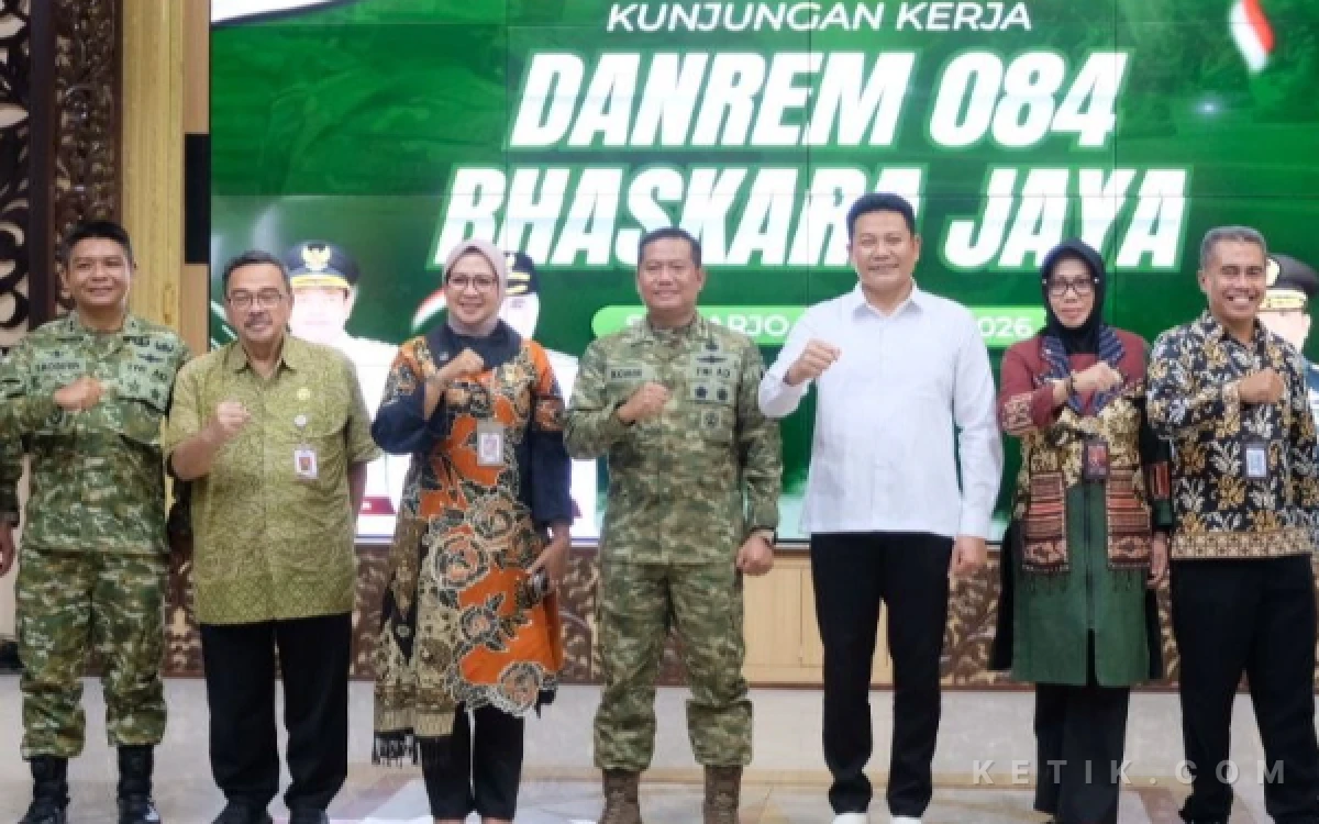 Foto Bupati Subandi dan pejabat Pemkab Sidoarjo menyambut hangat kehadiran Danrem 084/Bhaskara Jaya Brigjen Kohir dan jajaran yang berkunjung ke Pendopo Delta Wibawa. (Foto: Kominfo Sidoarjo)