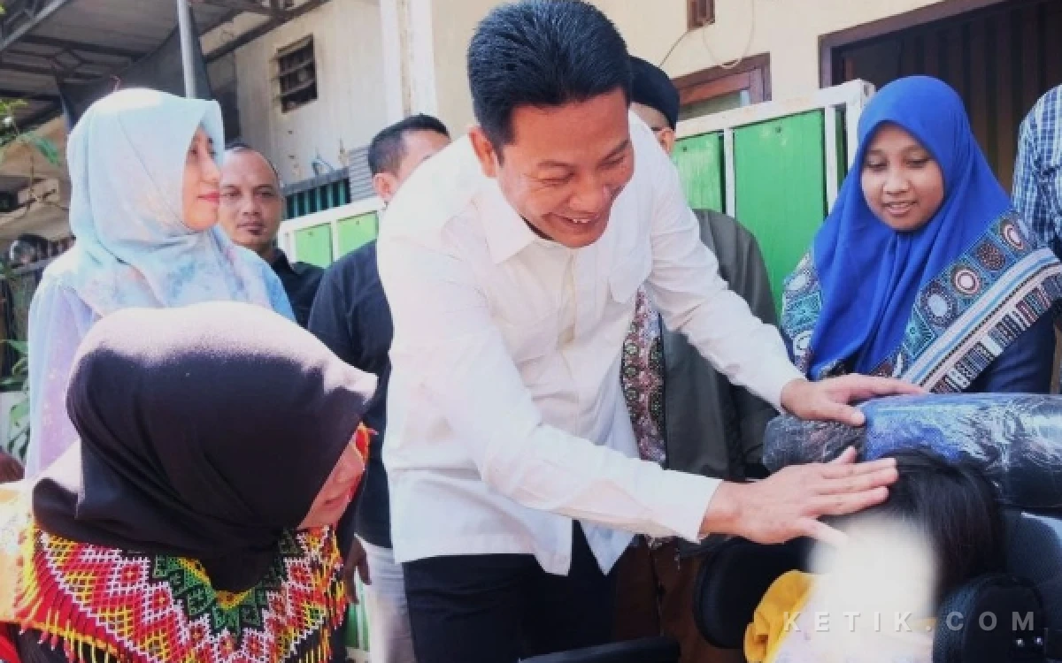 Foto Bupati Subandi menjenguk bocah Anindita yang mengalami pengecilan otak di Kebonagung, Sukodono. (Foto: Rahayu Kominfo)