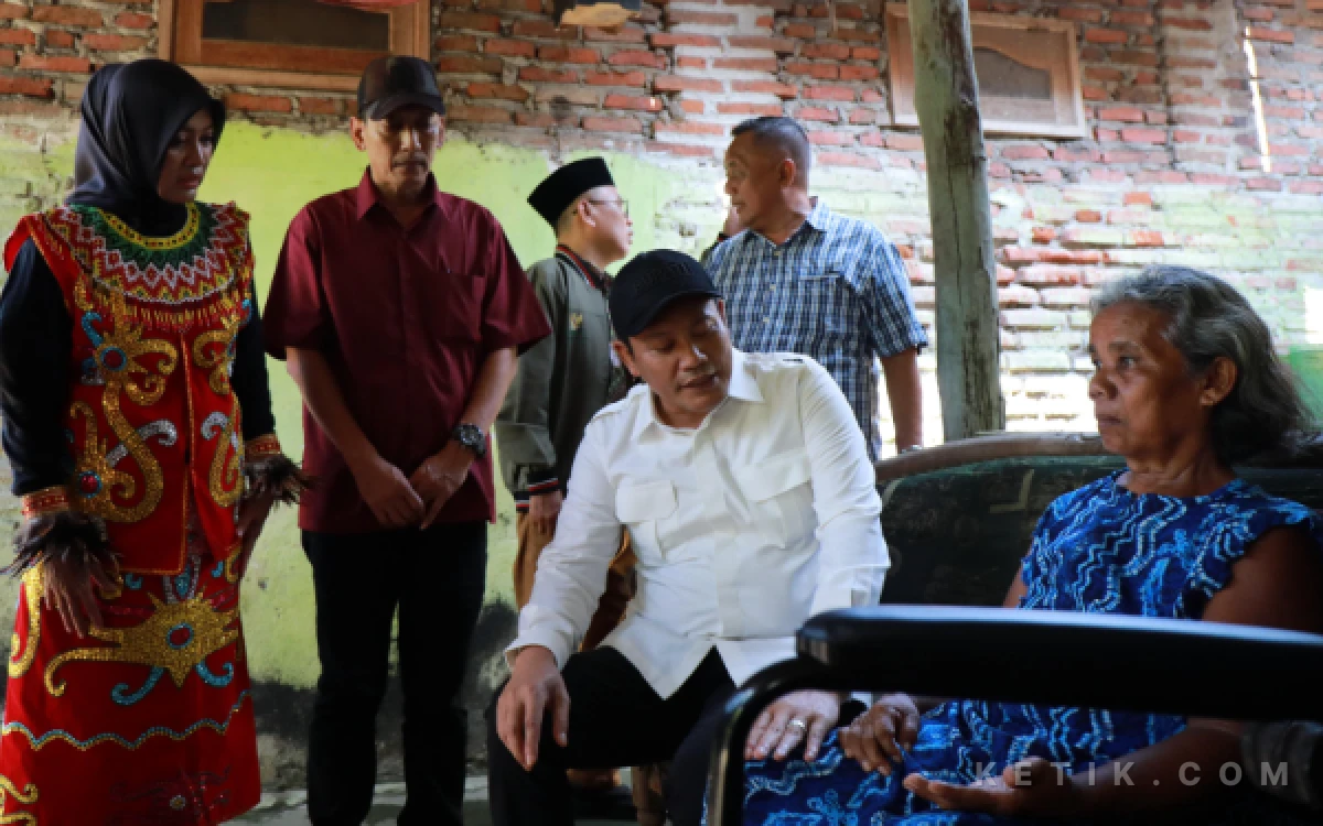 Foto Bupati Subandi berbincang dengan Legimah, lansia yang tidak bisa berjalan di Desa Pademonegoro, Sukodono. (Foto: Kominfo Sidoarjo).