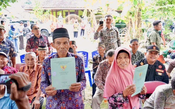 Thumbnail Akhir Perjuangan Panjang, Sertipikat Tanah Mbah Tupon Kembali ke Tangannya