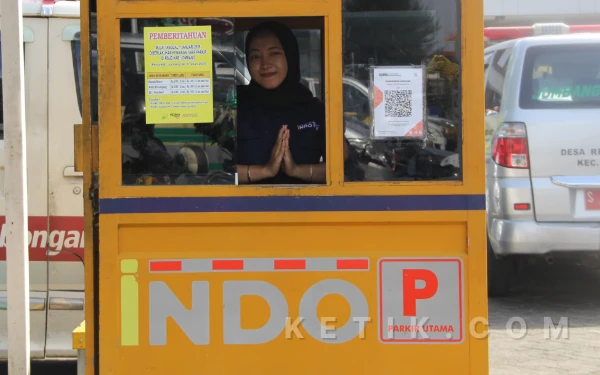 Foto Petugas loket parkir RSUD Jombang selalu tersenyum dalam melayani masyarakat. (Foto: Rifat/Ketik.com)