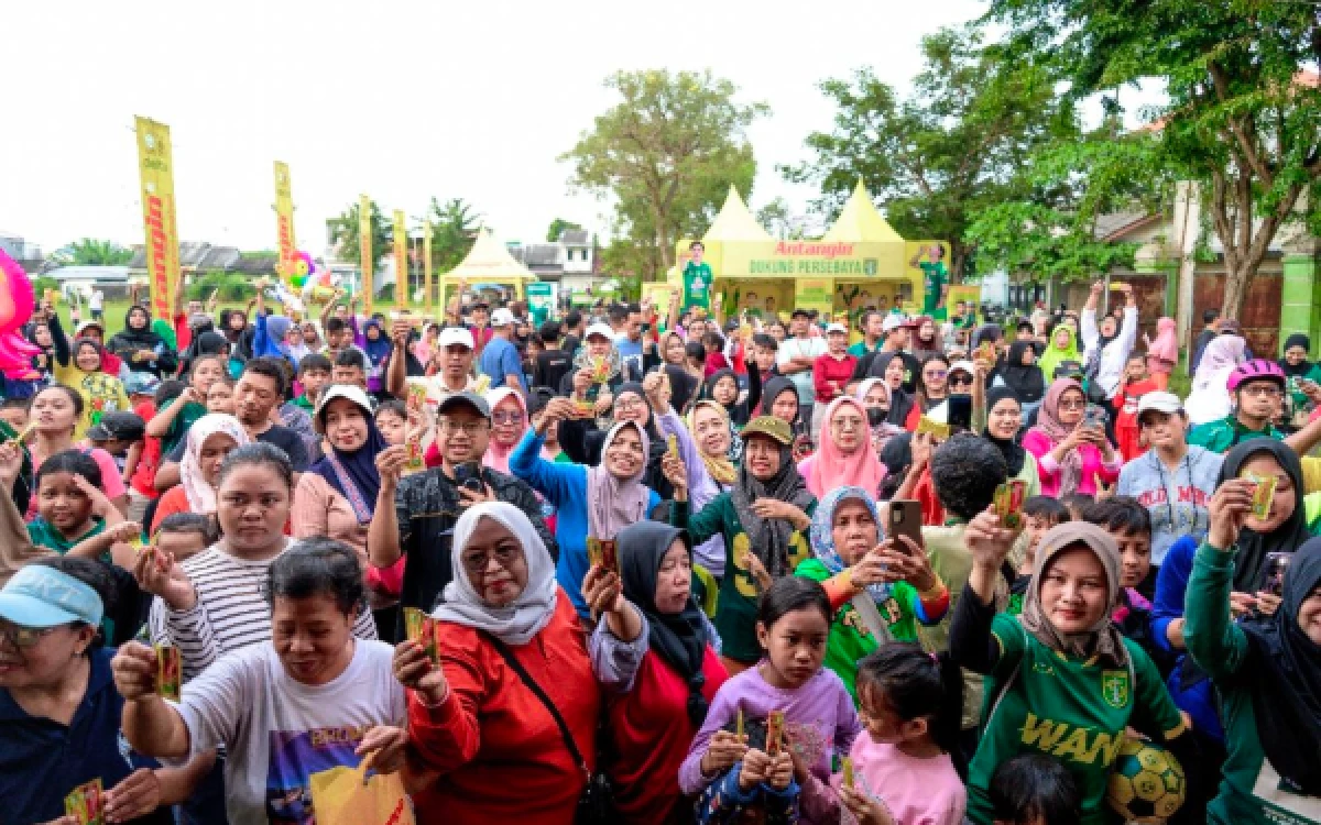 Thumbnail Berita - Warga Benowo Heboh! Gelandang Persebaya Toni Firmansyah Pulang Ajak Gali Freitas dan Rivera