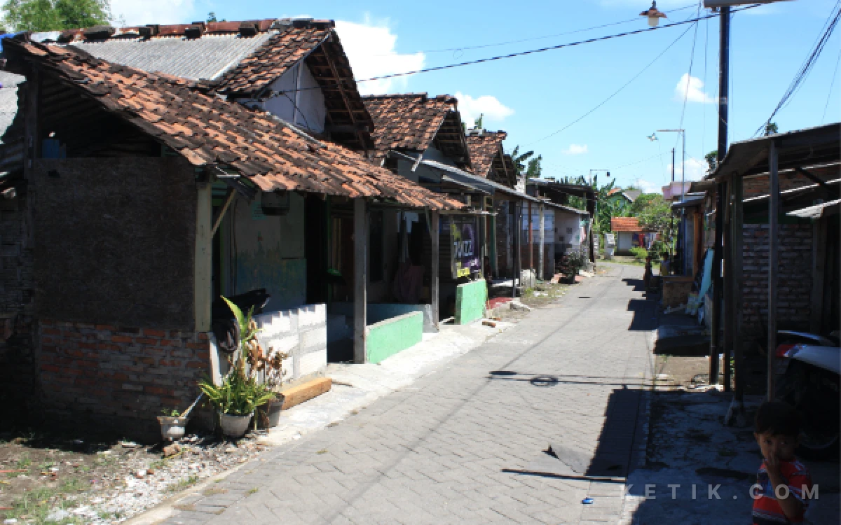 Foto Kondisi rumah perkampungan yang 80 kepala keluarganya tercatat berstatus miskin ekstrem di Dusun Tanggulrejo, Kelurahan Porong, Sidoarjo. (Foto: Fathur Roziq/Ketik.com)