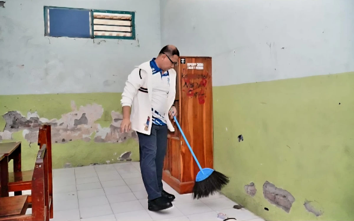 Thumbnail Berita - Guru SMAN 6 Kota Kediri Kena Mental! Geram Lihat Ruangan Kotor, Tanpa Kode Kadindik Jatim Gercep Nyapu Kelas