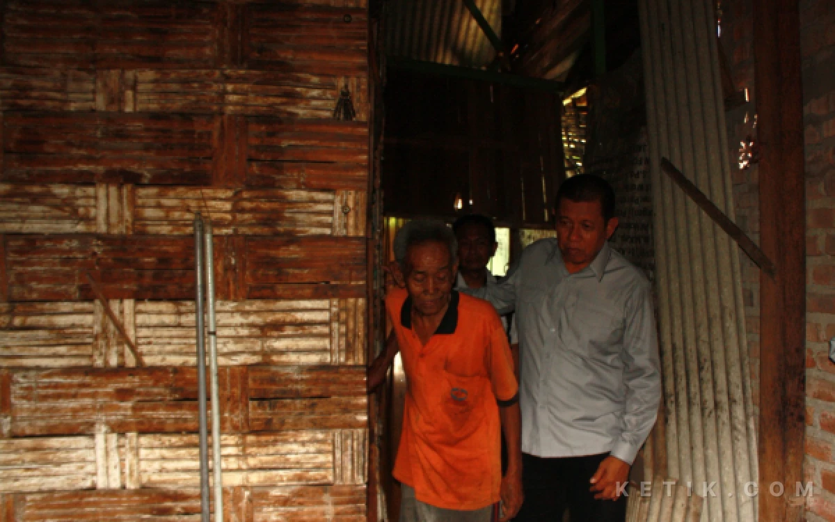 Foto Anggota DPRD Sidoarjo Sutaji bersama Mbah Jalmo masuk ke rumah lansia itu yang sangat tidak layak huni. (Foto: Fathur Roziq/Ketik.com)