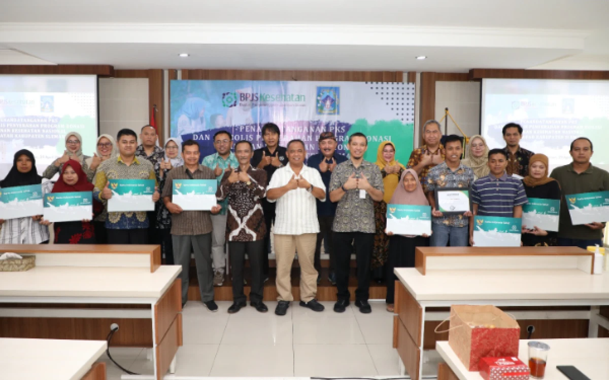 Foto Bupati Sleman, Harda Kiswaya, memberikan apresiasi setinggi-tingginya kepada seluruh mitra mulai dari rumah sakit, klinik, perbankan, hingga badan usaha yang telah berkomitmen mendukung perlindungan kesehatan bagi masyarakat melalui program donasi. (Foto: Prokompin Slmn for Ketik.com)