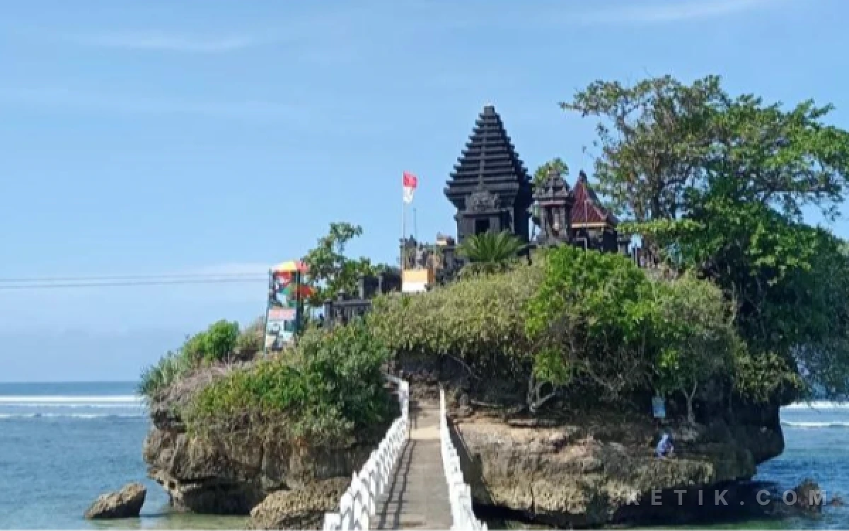 Foto Keindahan pura di Pantai Balekambang Kabupaten Malang. (Foto: Aliyah/Ketik.com)