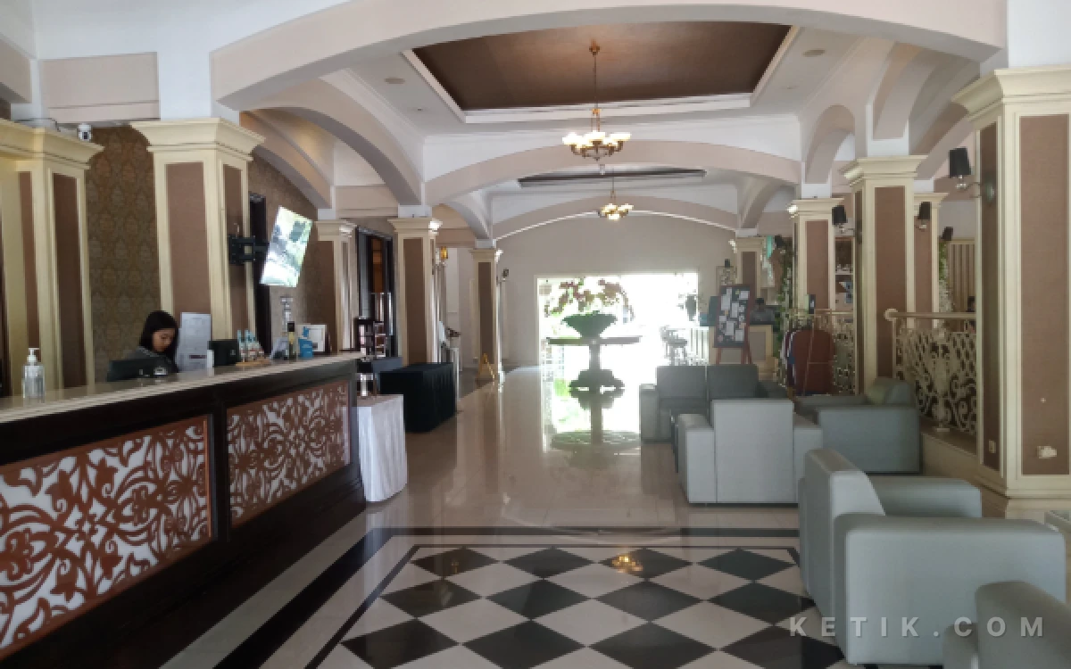 Foto View lobby Hotel Trio Indah 2 Malang dengan menawarkan konsep heritage. (Foto: Aliyah/Ketik.com)