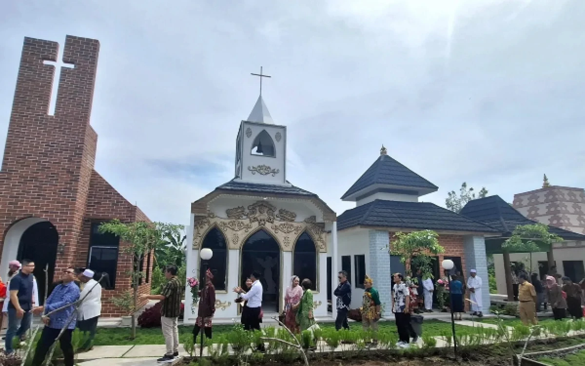 Foto Deretan rumah berbagai jenis miniatur rumah ibadah (Foto: Yayasan Pondok Kasih/ketik.com)