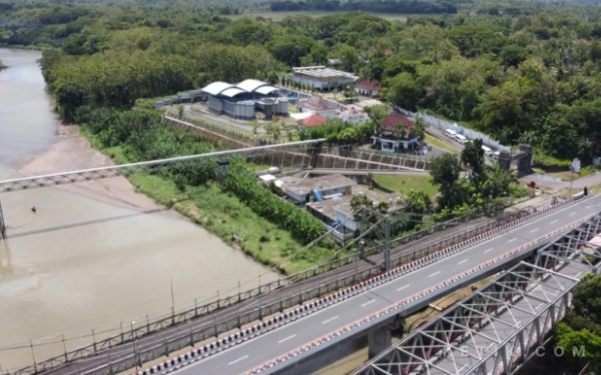 Foto Pemandangan udara Instalasi Pengolahan Air (IPA) PDAB Tirtatama DIY di Bantar yang terletak di tepi Sungai Progo. Fasilitas ini menjadi tumpuan utama dalam mengolah air baku menjadi air bersih untuk disuplai ke pelanggan PDAM Sleman, Bantul, dan Kota Yogyakarta. (Foto: Lik Is/Ketik.com)