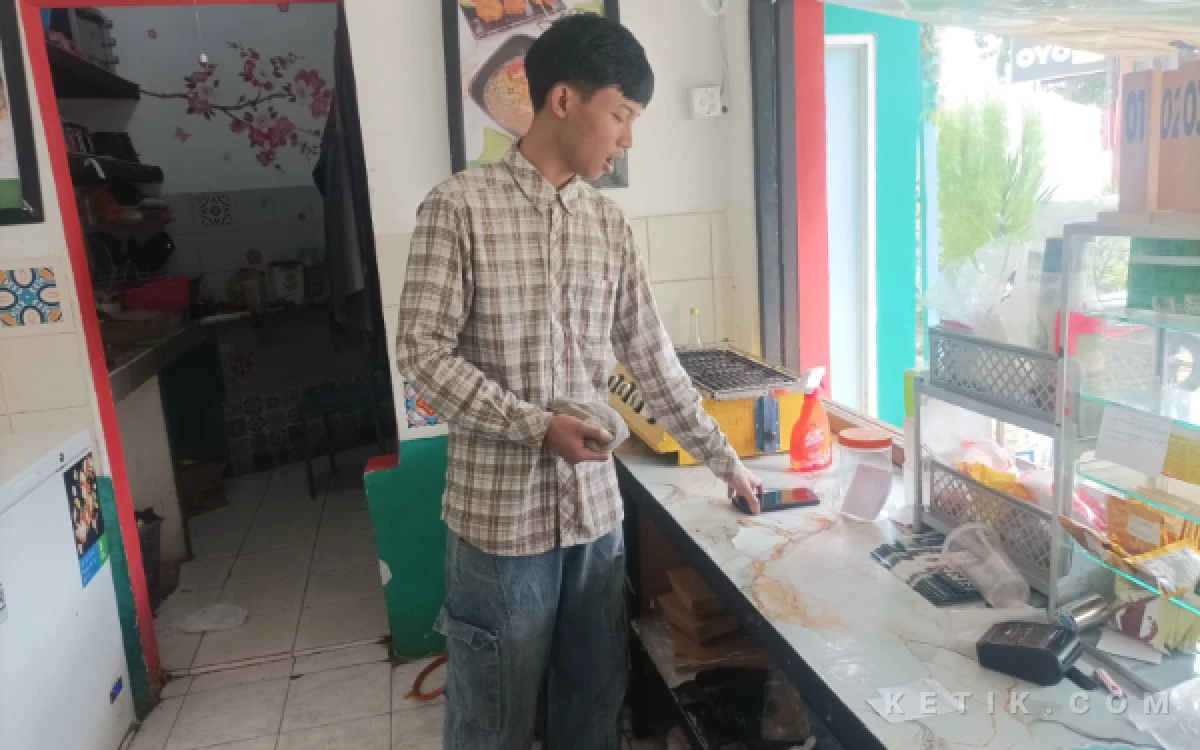 Thumbnail Berita - Modus Beli Teh di Warung, Pria Paruh Baya di Kota Malang Curi 3 HP