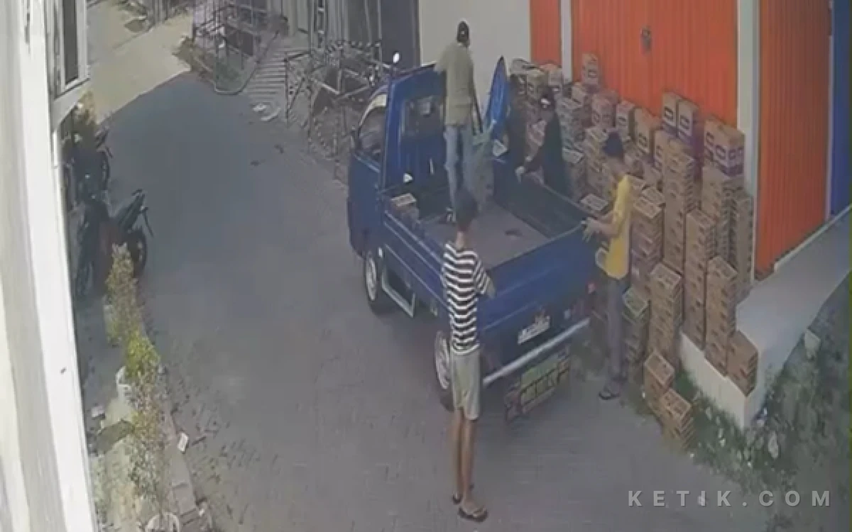 Foto Aksi Pelaku Saat Lakukan Penipuan Terhadap Korban di Jalan Leran, Manyar, Gresik (Foto: Rekaman Layar CCTV di TKP)