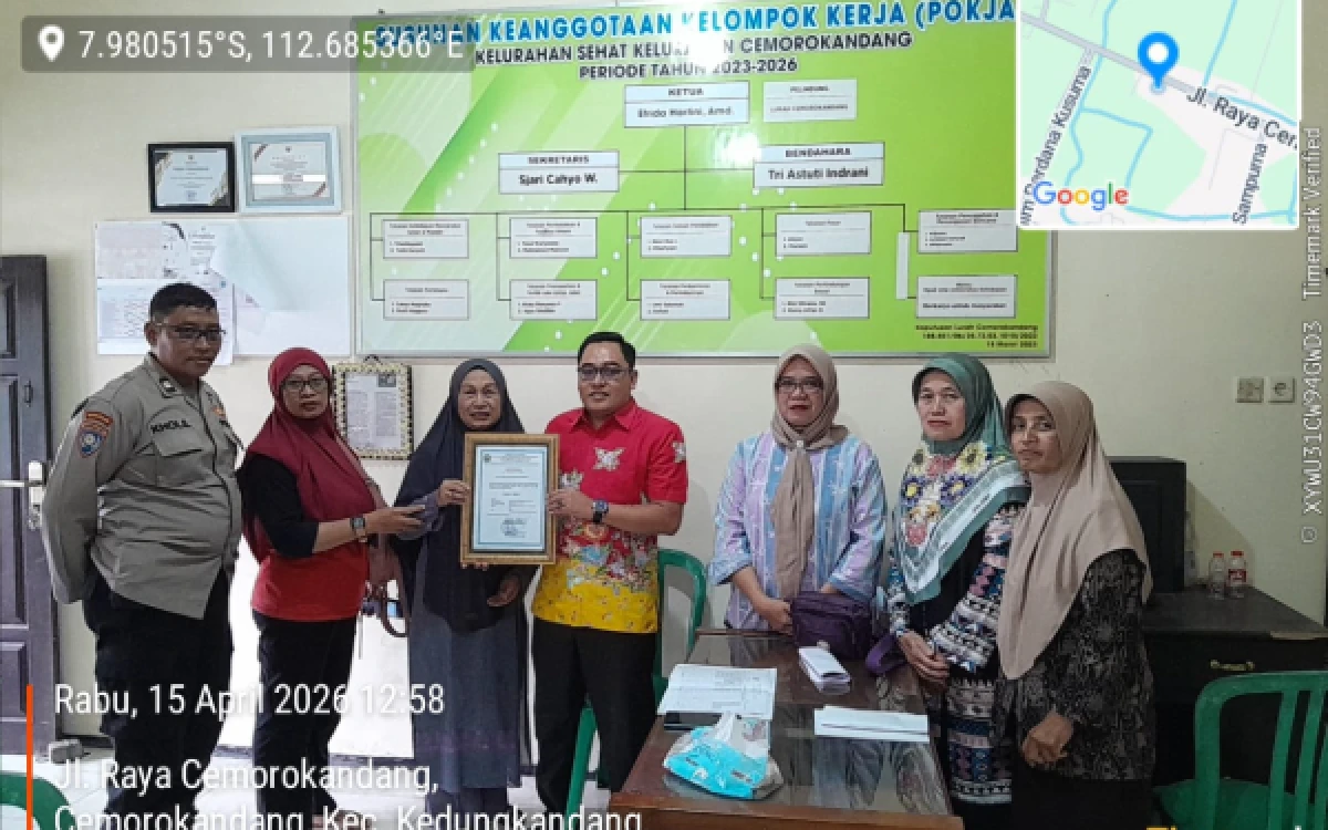 Foto Komisi D DPRD Kota Malang foto bersama anggota koperasi wanita usai kegiatan pembinaan dan pemberdayaan di Cemorokandang. (Foto: Suryadi/ anggota DPRD)