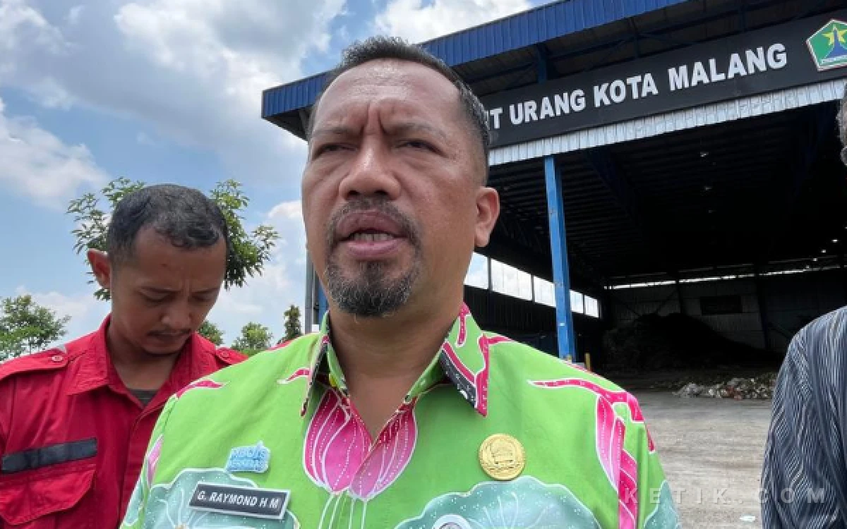 Foto Plh Kepala DLH Kota Malang, Gamaliel Raymond Hatigoran menjelaskan terkait lonjakan sampah akibat program MBG. (Foto: Lutfia/Ketik.com)