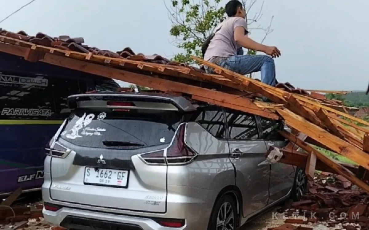 Thumbnail Berita - Hujan Deras Disertai Angin Kencang Sebabkan Dua Rumah Warga di Tuban Ambruk