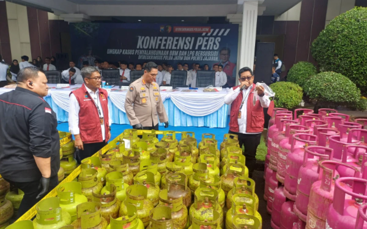 Thumbnail Berita - Polda Jatim Bongkar 66 Kasus Mafia BBM dan LPG Subsidi, Negara Rugi Rp7,5 Miliar