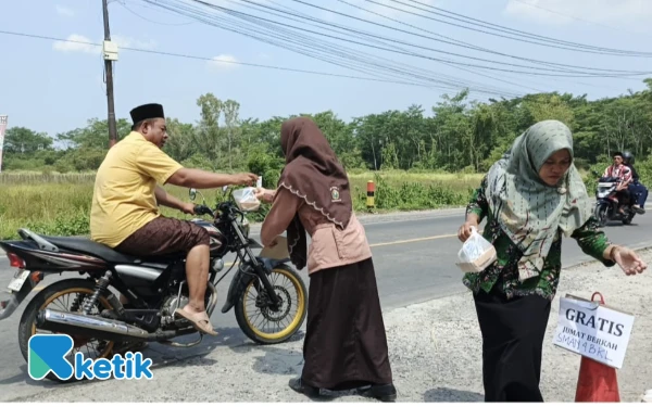 Thumbnail Jumat Berkah, Double Track SMAN 4 Bangkalan Bhakti Karya Bagikan 215 Paket Nasi untuk Masyarakat