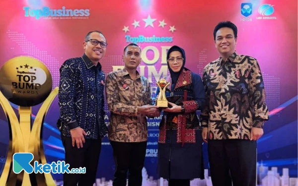 Thumbnail Berita - Perumda Delta Tirta Raih TOP BUMD 2025, Bupati Sidoarjo Subandi TOP Pembina BUMD