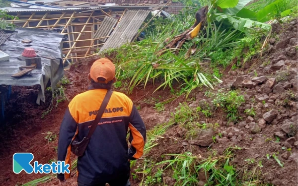 Thumbnail Berita - Longsor Situbondo, Satu Rumah Rusak Berat dan Warga Sempat Tertimbun