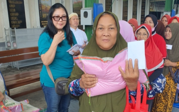 Foto Warga  sangat senang  seusai menerima sembako dan angpao dari Surabaya Frienship Community (SFC)..