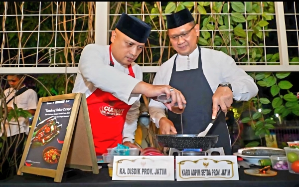 Thumbnail Berita - Bandeng Bakar Parape Sambal Dabu-Dabu! Duet Aries Agung-Pulung Borong Juara Lomba Memasak Antar OPD-BUMD Jatim