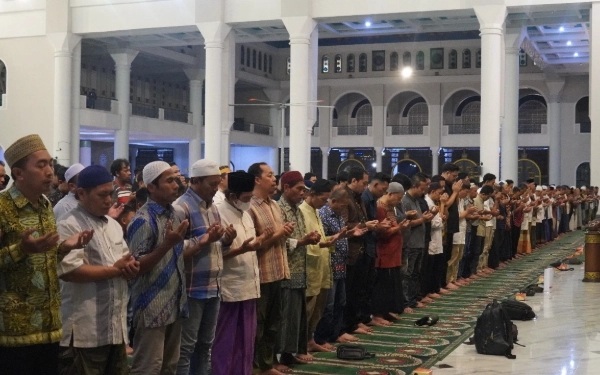 Thumbnail Berita - Doa Dari Surabaya Untuk Alm Affan! Ribuan Jamaah Masjid Al Akbar Ikuti Salat Gaib