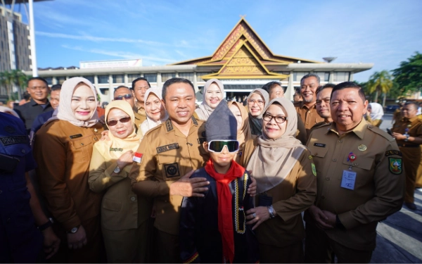 Thumbnail Berita - Dikha 'Anak Coki' Pacu Jalur, Dapat Gelar Duta Pariwisata dan Beasiswa dari Gubernur Riau
