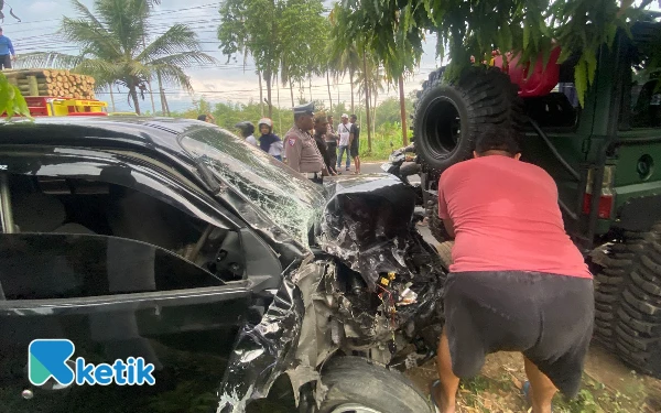 Thumbnail Berita - Hyundai Atoz Tabrak Truk Fuso di Bondowoso, Jalan Sempat Macet Satu Jam