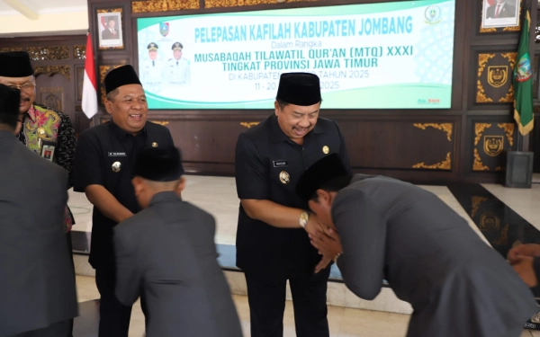 Thumbnail Berita - 70 Kafilah MTQ Jombang Diberangkatkan ke Jember, Bupati Warsubi Targetkan Juara Umum