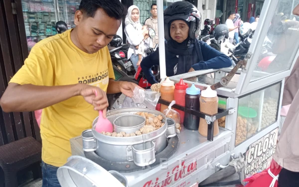 Thumbnail Berita - Viral di Media Sosial, Cilok Urat Daging Kasin Depan Citra Laris Manis