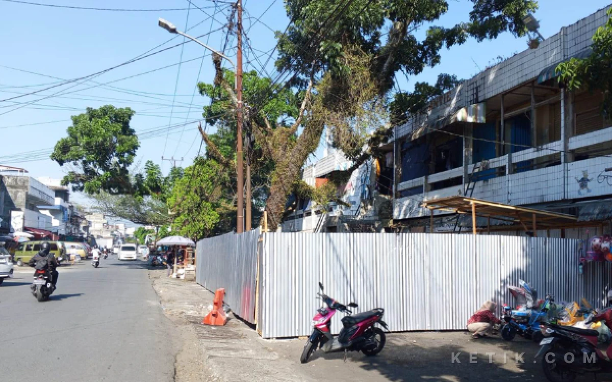 Thumbnail Berita - Pedagang Tetap Berjualan, Pasar Dempo Permai Mulai Direhab