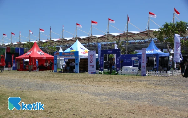 Thumbnail Di dalam area Pesta Rakyat Mandalika para penonton MotoGP Indonesia 2025 bisa menemukan berbagai tenant. Mulai dari penjualan merchandise, kafe, tempat makan, lokasi nonton bareng dengan layar besar, hingga panggung utama. (Foto: Rahmat Rifadin/Ketik)