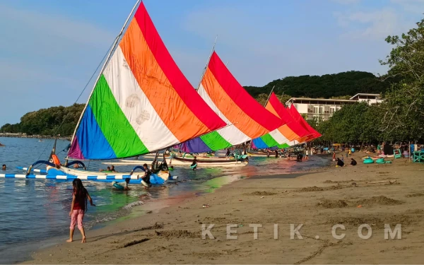 Thumbnail Berita - Wisatawan Asal Jateng Kagumi Perahu Layar Pasir Putih Situbondo: Tak Ditemukan di Tempat Lain