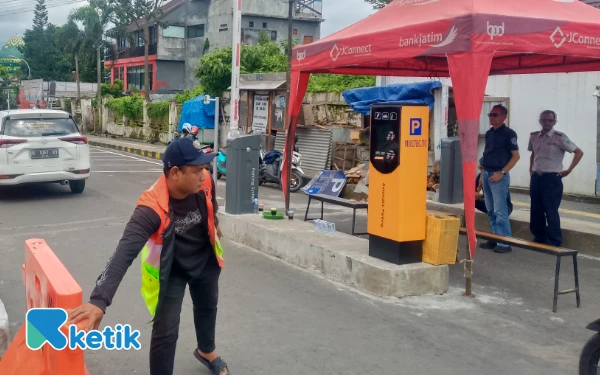 Thumbnail Berita - Jalan Umum Alun-alun Kota Batu Diportal Parkir Dishub, Pemilik Usaha Protes