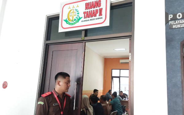 Thumbnail Penyidik Unit 2 Tipidkor Ditreskrimsus Polda Jatim, anggota Kejari Sampang saat bersama dengan para tersangka korupsi dana PEN 12 miliar di ruang tahap II Kejari Sampang. Rabu, 19 November 2025. (Foto: Mat Jusi/Ketik.com)