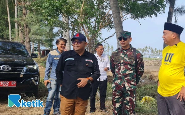 Thumbnail Berita - Bupati Jadikan KHR As'ad Syamsul Arifin Nama Bandara Pertahanan Baru di Situbondo