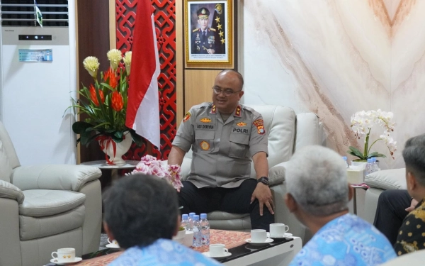 Thumbnail Berita - Gebrakan Kapolda Sulbar Adi Deriyan, Polantas Kawal Arus Lalu Lintas di Jam Macet