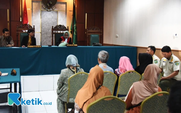 Terciduk, PKL Flyover Waru Sidoarjo Disidang, Didenda Rp 100 Ribu