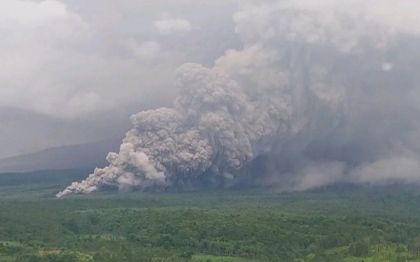 Thumbnail Berita - BREAKING NEWS! Erupsi Gunung Semeru, PVMBG Tetapkan 3 Zona Larangan Kritis