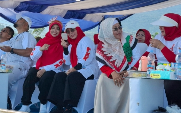 Thumbnail Dalam momentum Car Free Day Halmahera Selatan, Ketua PKK Rifa’at Al-Sa’adah Bassam bersama Ketua Gabungan Organisasi Wanita (GOW) Mardiana Helmi tampak memberi warna pada suasana dengan senyum ceria dan gestur hangat ke arah kamera. Kehadiran keduanya bukan sekadar simbol representasi perempuan, tetapi juga menjadi aksentuasi semangat kebersamaan yang memperkuat harmoni sehat dan makna kemerdekaan di usia Republik Indonesia ke-80. (Foto: Mursal/Ketik)
