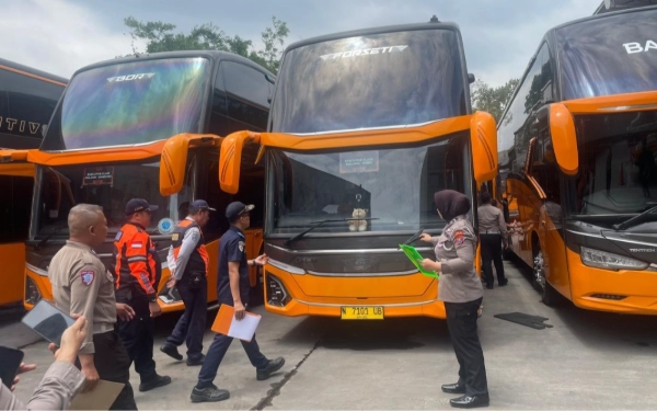 Thumbnail Berita - Jelang Libur Nataru, Polres Malang Sisir Garasi PO Inspeksi Ketat Bus Pariwisata