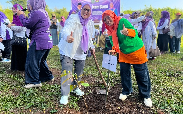 Thumbnail Berita - Wujudkan Warisan Hijau, DPP Perempuan Bangsa Salurkan 2.500 Bibit Pohon di KEK Singhasari