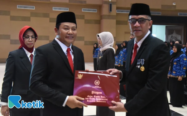 Thumbnail Berita - Serahkan Satyalancana Karya Satya, Bupati Subandi: Kemajuan Sidoarjo Tak Lepas dari Dedikasi ASN