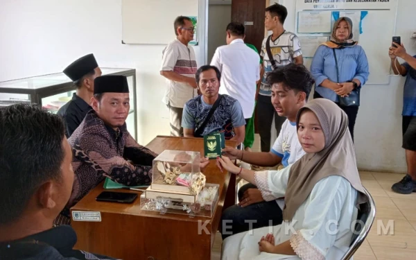 Thumbnail Berita - Tangis Iringi Akad Nikah di Ruang Jenazah Pacitan, Adik Meninggal usai Dikejar Polisi