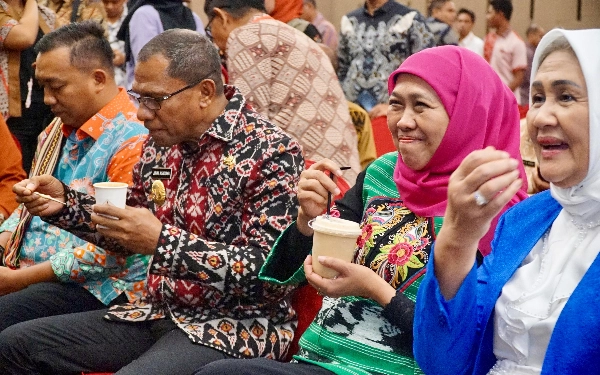 Thumbnail Berita - Wow! Khofifah "Ngopi Cantik" di NTT, Kopi Buatan Siswa SMKN 1 Turen Ludes Diserbu