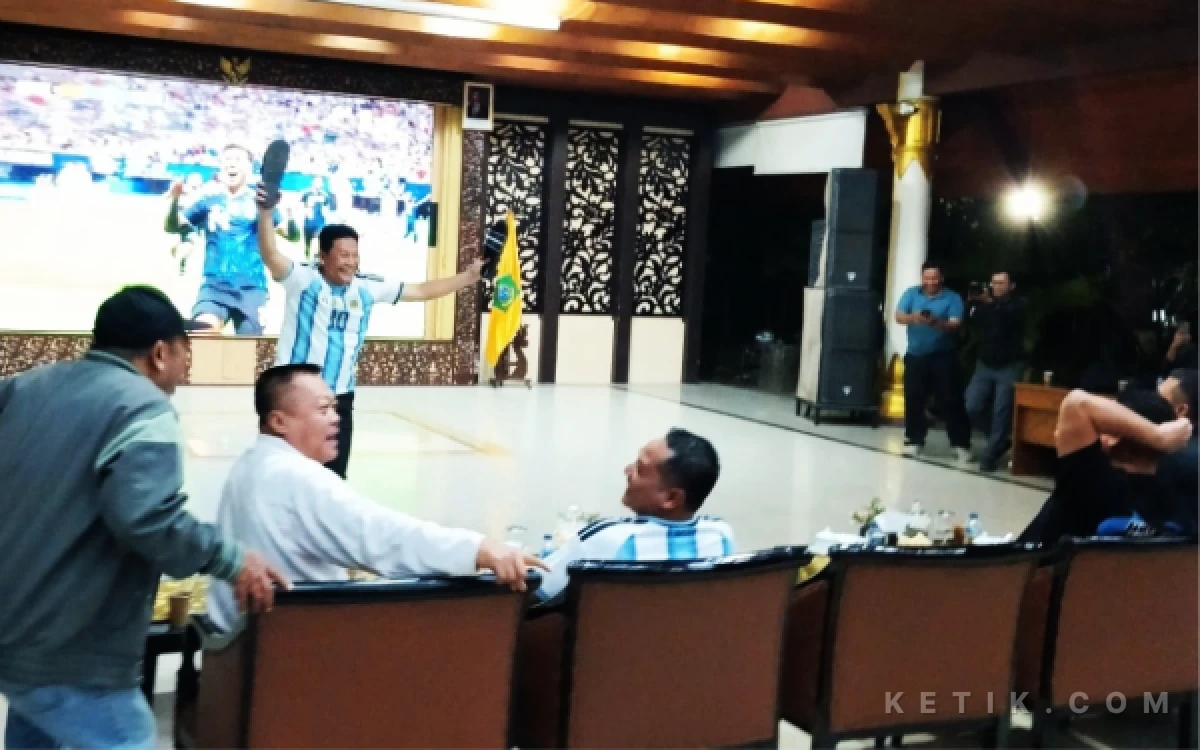 Foto Bupati Subandi bersama Kepala Bank Jatim Cabang Sidoarjo Suyatno merayakan gol Argentina ke gawang Inggris. Giliran Kepala BNNK Sidoarjo yang pegang kepala (kanan). (Foto: Fathur Rozi/Ketik.com)